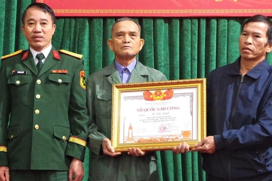 Trao bằng Tổ quốc ghi công đến thân nhân liệt sỹ Lê Văn Định
