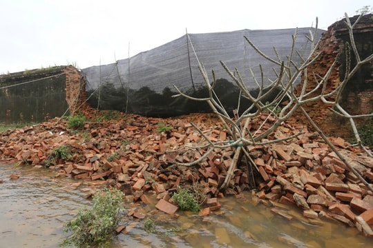 Đoạn tường thành Huế đổ sụp do mưa lũ