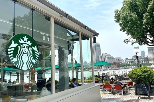 Starbucks bán bớt mảng kinh doanh tại Trung Quốc