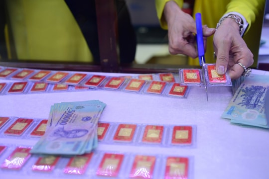 Mua bán vàng miếng có thể chịu thuế 0,1% mỗi lần