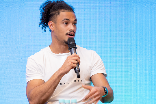 Cầu thủ 17 tuổi tái sinh sau cú sốc mất chân do bệnh não