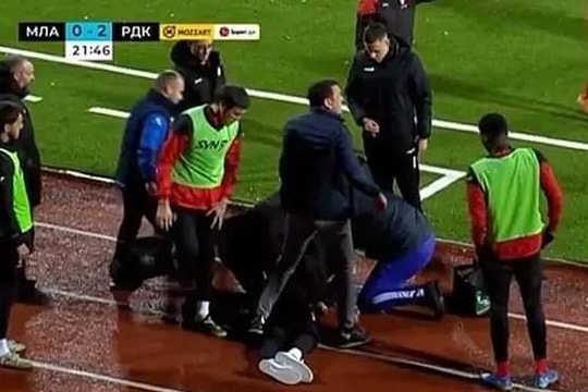 HLV 44 tuổi qua đời vì đột quỵ ngay trong trận đấu