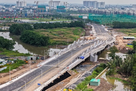 Đường giảm ùn tắc cho nút giao lớn nhất TP HCM sắp thông xe