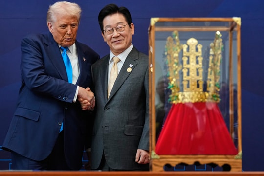 Nghệ thuật 'ngoại giao quà tặng' của Tổng thống Hàn Quốc khi gặp lãnh đạo Mỹ, Trung