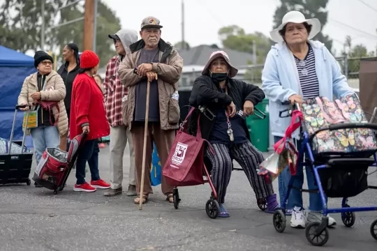 Dòng người xếp hàng chờ nhận thực phẩm hỗ trợ ở California