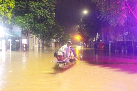 Hỗn chiến giữa phố ngập lụt