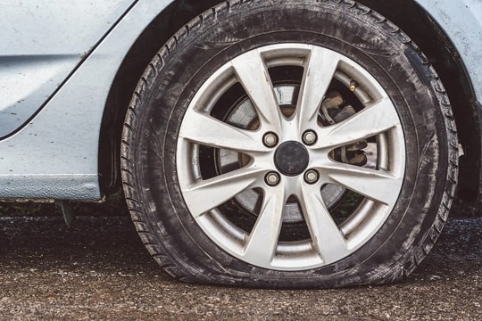 Vì sao có xe dễ cán đinh hơn xe khác?