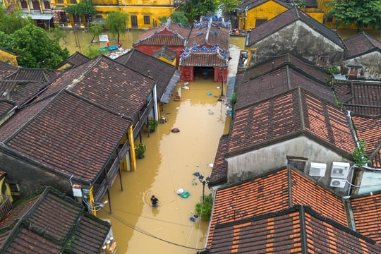Lũ miền Trung đang xuống, còn gần 80.000 nhà ngập