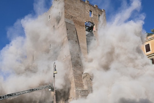 Tháp cổ ở Rome bị sập, đè chết công nhân