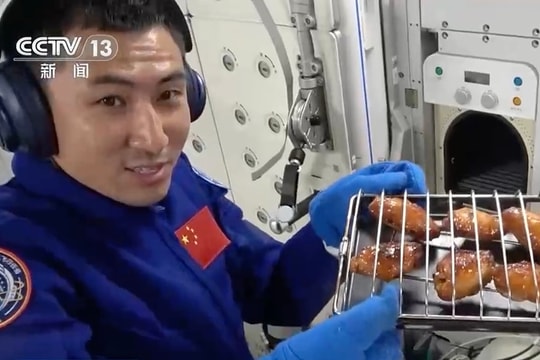 Phi hành gia Trung Quốc nướng gà giữa trạm không gian