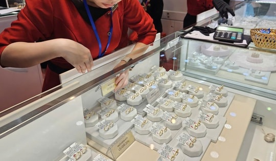 Sáng 4-11, giá vàng miếng SJC và vàng nhẫn đồng loạt lao dốc