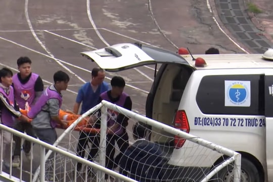 Cầu thủ co giật trên sân, đi cấp cứu giữa trận đấu