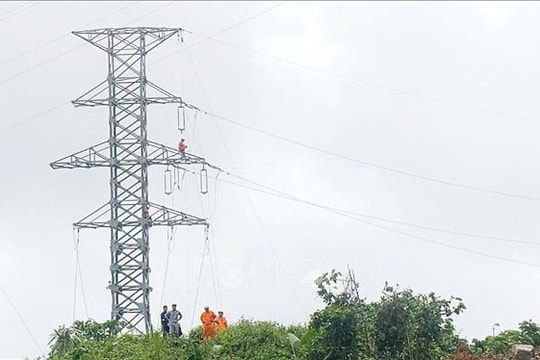 Gần 100% khách hàng tại miền Trung được khôi phục cấp điện sau mưa lũ