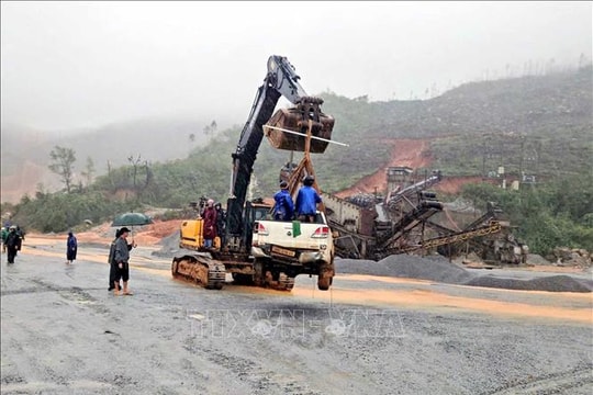 Hà Tĩnh cấm lưu thông trên tuyến đường ven biển do sạt lở nghiêm trọng