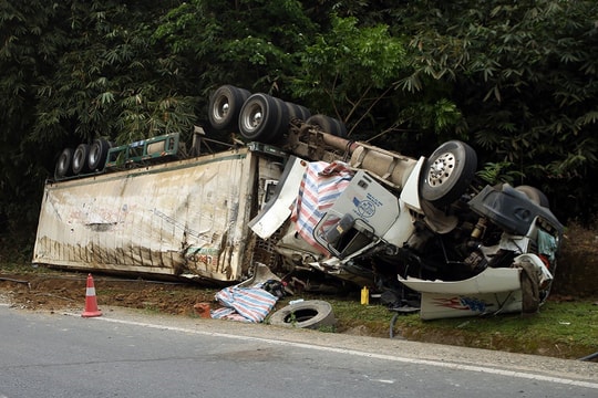 Giải cứu tài xế mắc kẹt, thông xe trở lại sau vụ tai nạn trên đèo Bảo Lộc