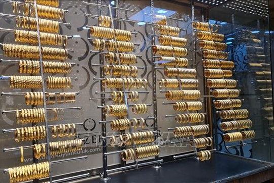 Đồng USD mạnh lên đẩy giá vàng giảm hơn 1%