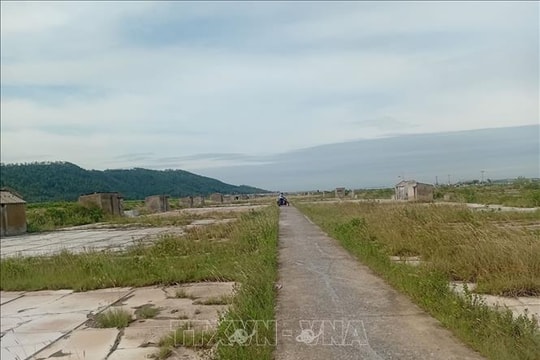 Muối rớt giá, những đồng muối ở xứ Thanh hoang hóa từng ngày