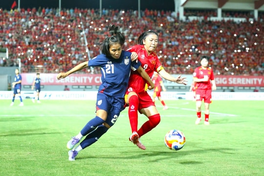 Huỳnh Như ghi bàn vào lưới đội tuyển Việt Nam