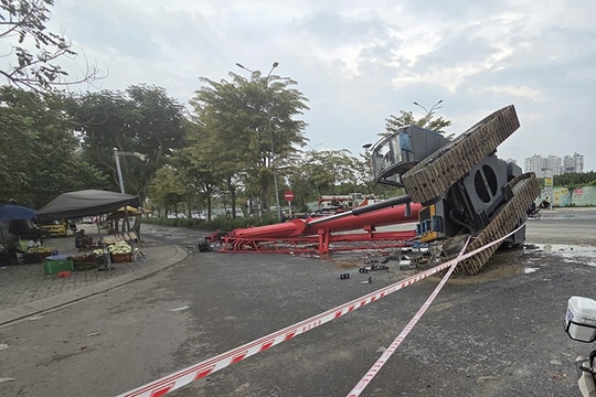 TP Hồ Chí Minh: Đứt dây xích, cần cẩu rơi khỏi xe đầu kéo làm một người bị thương