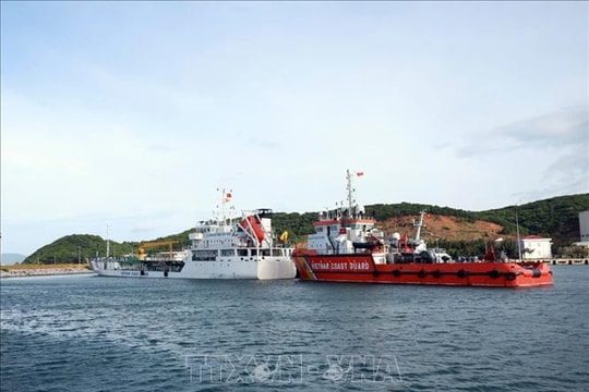 Cảnh sát biển Việt Nam kiểm tra việc phòng, chống bão số 13