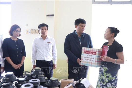 Agribank kịp thời hỗ trợ khách hàng thành phố Huế bị thiệt hại do lũ lớn