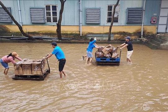 Người dân Huế chủ động, kiên cường trước nước lũ vẫn bao vây