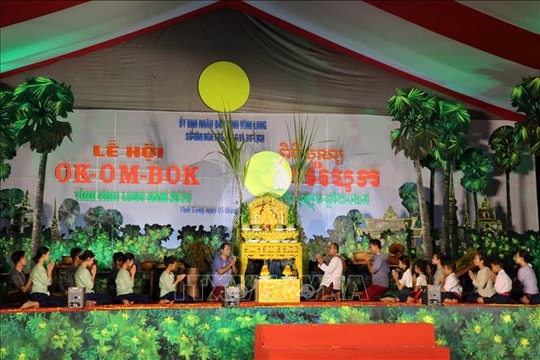 Rực rỡ sắc màu Lễ hội Ok Om Bok