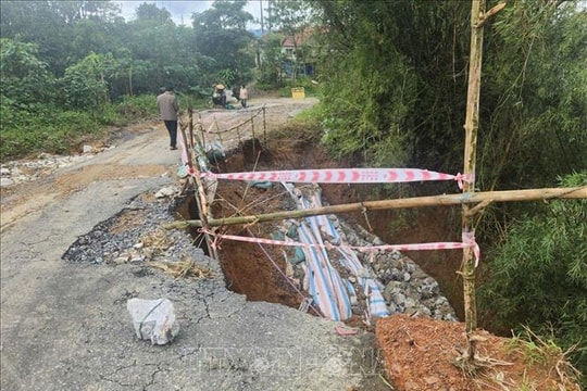 Quảng Trị xuất hiện nhiều điểm sạt lở nghiêm trọng tại xã miền núi Khe Sanh