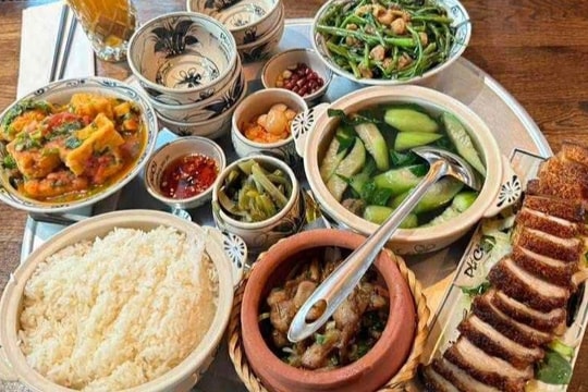 Mâm cơm Việt 1,3 triệu với canh cua, cà pháo vực dậy một nhà hàng ở Đức