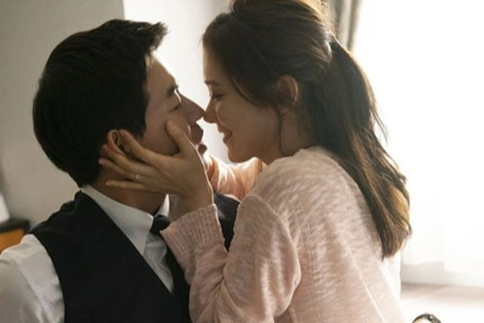 Chồng cặp kè gái trẻ hơn 20 tuổi, tôi đòi ly hôn thì mẹ đẻ nói một câu