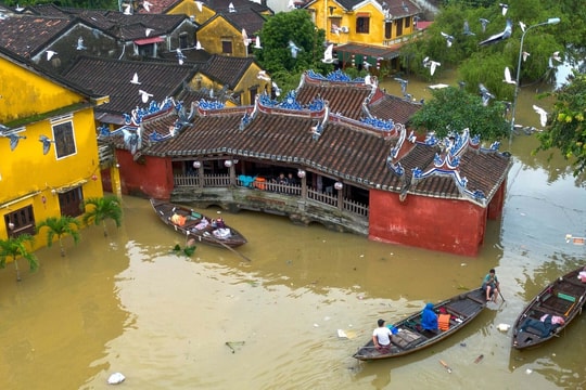 Du lịch Huế, Hội An lao đao trong vòng xoáy bão lũ