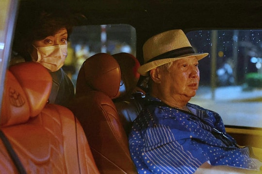 Vợ hoa hậu săn sóc Hồng Kim Bảo ở sân bay Tân Sơn Nhất