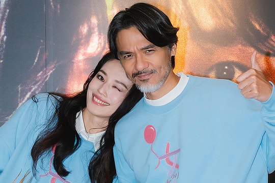 Thư Kỳ sánh đôi chồng