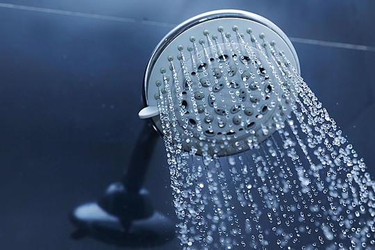 Tắm đêm thế nào phòng đột quỵ?