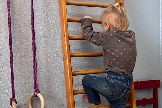 Bé sinh non nặng 300 gram sống sót kỳ diệu