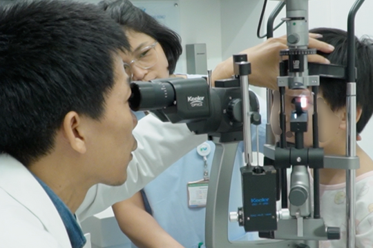 Bé gái suýt mù do biến chứng viêm xoang