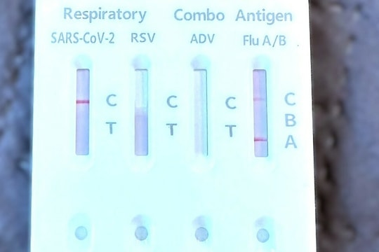 Ngại đến bệnh viện, mẹ tự test cúm A và điều trị cho con tại nhà