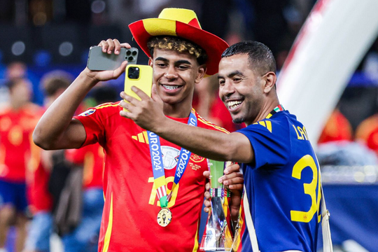 Bố Yamal đính hôn với bạn gái kém 16 tuổi