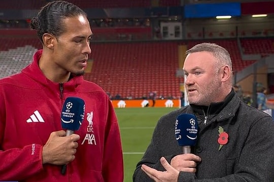Van Dijk đáp trả Rooney trên sóng truyền hình