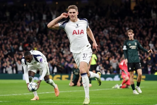 Tottenham thắng đậm dù bị đuổi người
