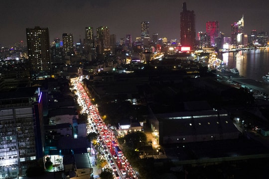 Nhiều đường TP HCM 'tê liệt' do triều cường lớn nhất năm