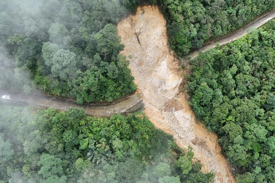 Đường lên đỉnh núi Bạch Mã bị chia cắt