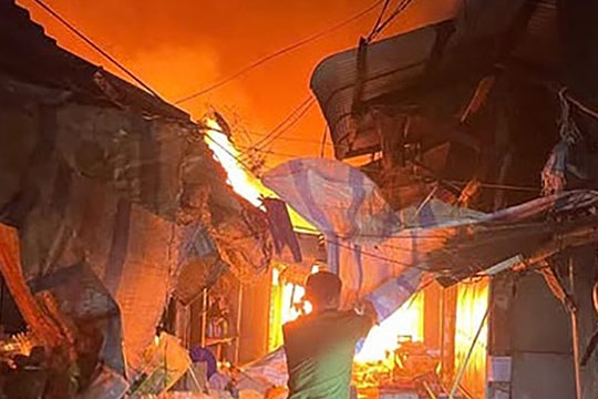 Lửa thiêu rụi 86 ki-ốt trong chợ ở Gia Lai