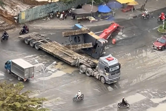 Xe cẩu 40 tấn lật ở giao lộ TP HCM