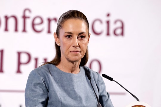 Tổng thống Mexico bị sàm sỡ khi chào hỏi người dân