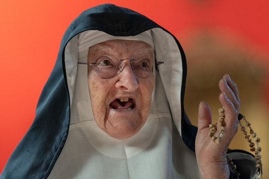 Những bà sơ trốn khỏi viện dưỡng lão để trở về tu viện Áo