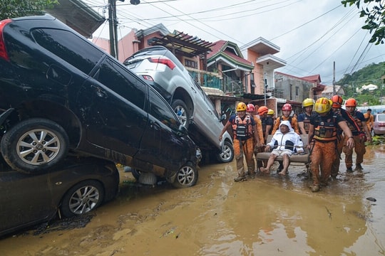 Người dân Philippines chật vật trong biển nước