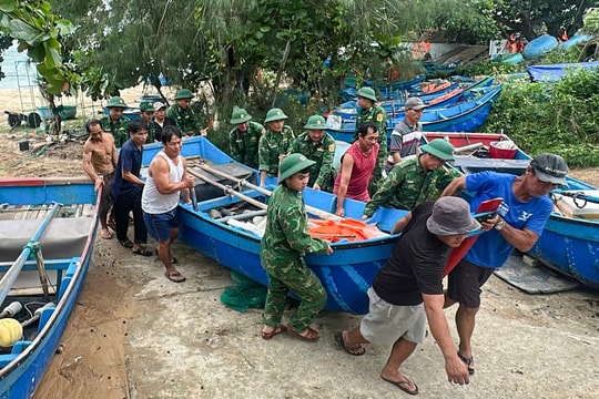 Hải quân, biên phòng 'bám biển' hỗ trợ ngư dân trước bão Kalmaegi