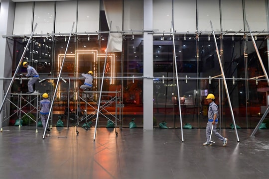 Người miền Trung gia cố cửa kính, mái nhà trước bão Kalmaegi