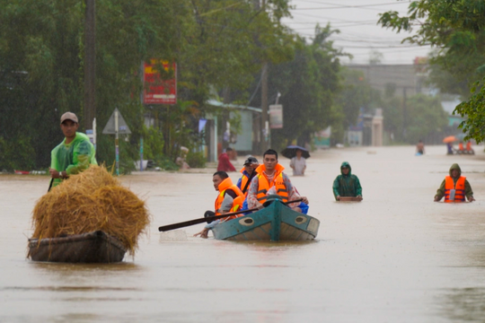 Kinh nghiệm sinh tồn giữa mùa lũ ở vùng trũng Huế